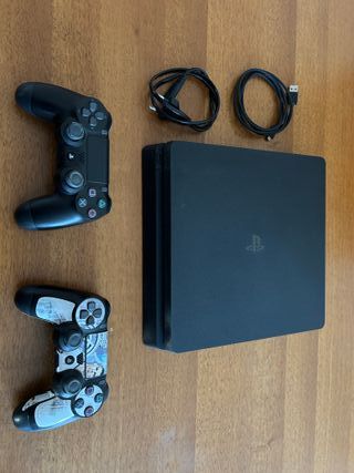PlayStation 4 + 2 Joystick + Cover