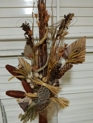 Jarrón de madera decorativo