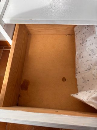 Mesita de noche blanca y naranja