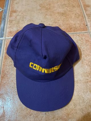 Gorra Converse Morada con Logo Dorado