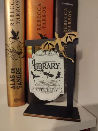 Adorno para librería con dragón