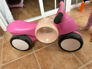 Bicicleta de juguete rosa