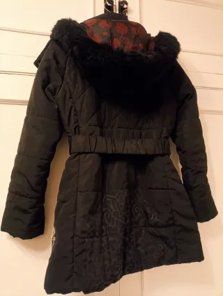 Abrigo Desigual Negro.