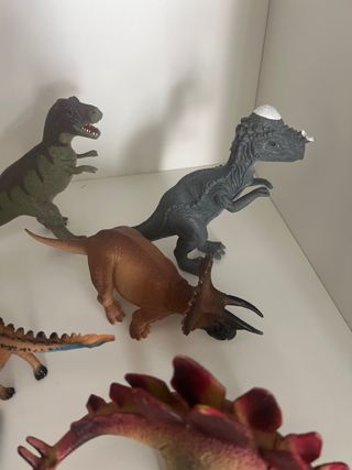 Lote de dinosaurios de juguete