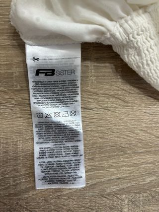 Blusa corta blanca bordada