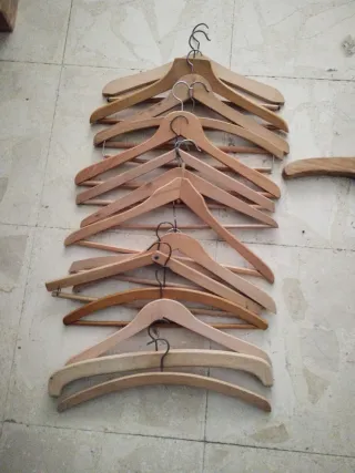 16 Perchas de madera y metal