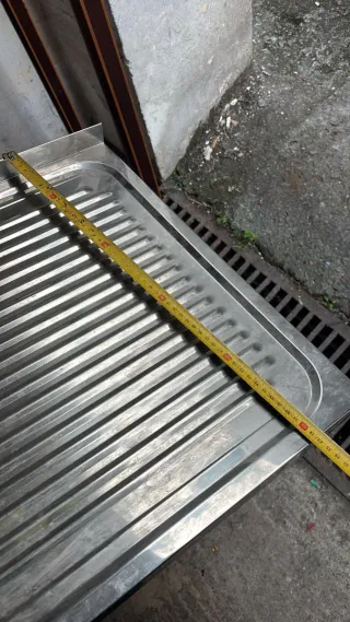 Fregadero de metal plateado