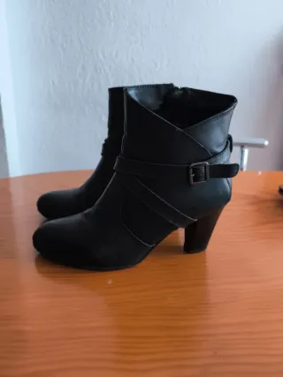 Botines negros de piel con hebilla