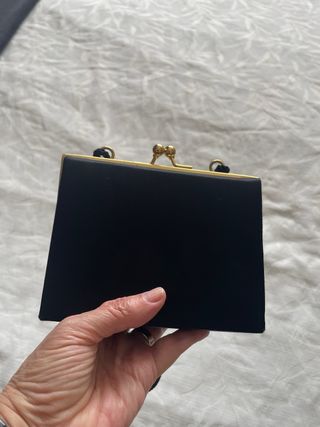 Bolso de mano negro con cierre dorado