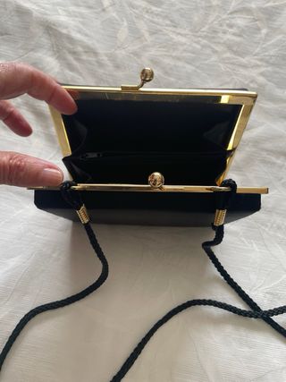 Bolso de mano negro con cierre dorado