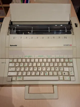 Máquina de escribir eléctrica Olympia Splendid