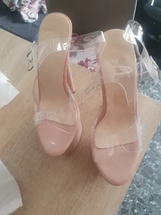 Tacchi con piattaforma beige trasparenti