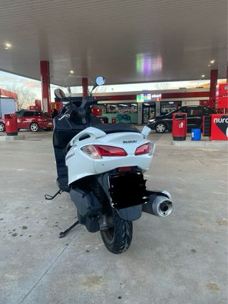 Suzuki Burgman 125 Blanca.