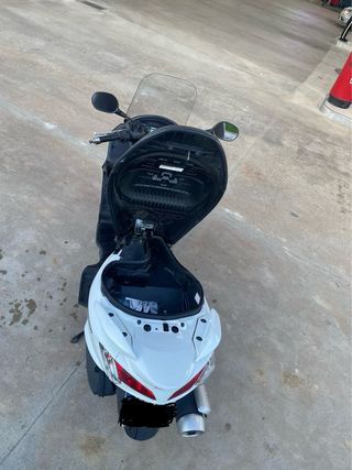 Suzuki Burgman 125 Blanca.