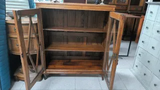 Vitrina madera castaño con puertas de cristal