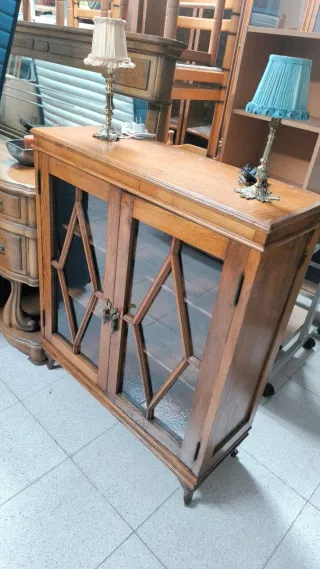 Vitrina madera castaño con puertas de cristal