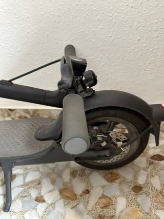 Patinete eléctrico gris