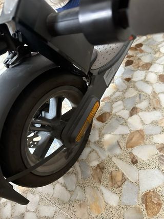 Patinete eléctrico gris