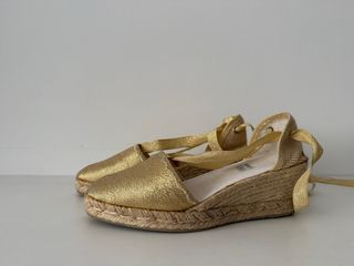Alpargatas doradas con cuña y lazo