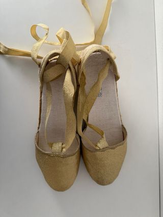 Alpargatas doradas con cuña y lazo