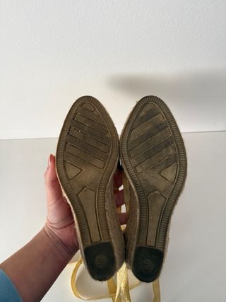 Alpargatas doradas con cuña y lazo