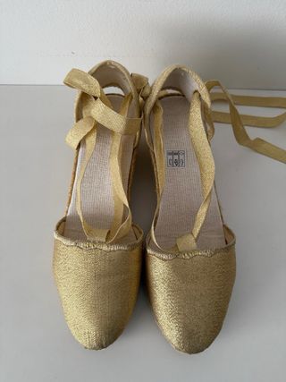 Alpargatas doradas con cuña y lazo