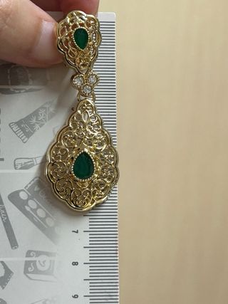 Pendientes dorados elegantes con esmeralda
