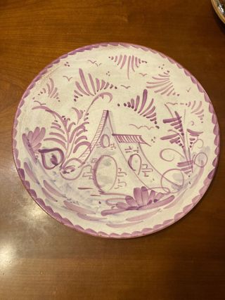 Plato de cerámica decorativo morado