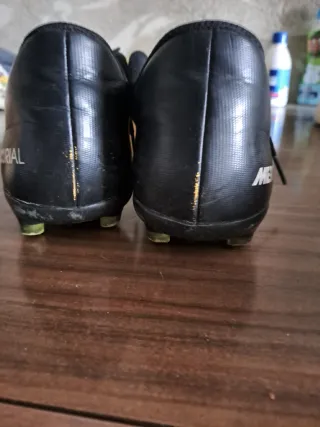 Zapatillas de  fútbol +calzas nuevas +espinilleras