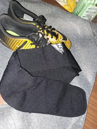 Zapatillas de  fútbol +calzas nuevas +espinilleras