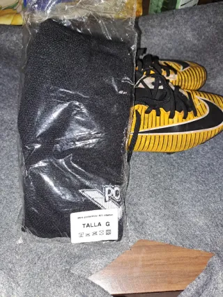 Zapatillas de  fútbol +calzas nuevas +espinilleras