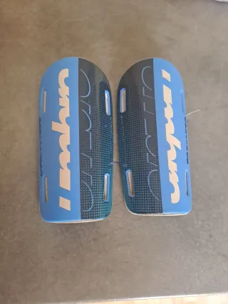 Zapatillas de  fútbol +calzas nuevas +espinilleras