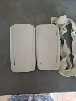 Zapatillas de  fútbol +calzas nuevas +espinilleras