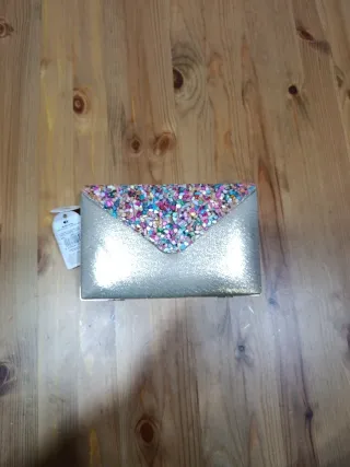 Bolso de mano dorado con pedrería multicolor