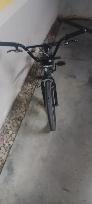 Bicicleta BMX verde con funda de rueda