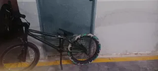 Bicicleta BMX verde con funda de rueda