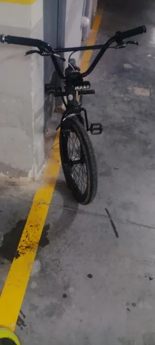 Bicicleta BMX verde con funda de rueda