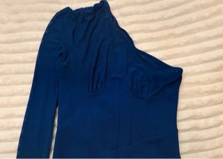 Mono azul de manga larga asimétrico