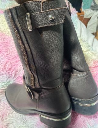 Botas Guess Marrones con Detalles Dorados