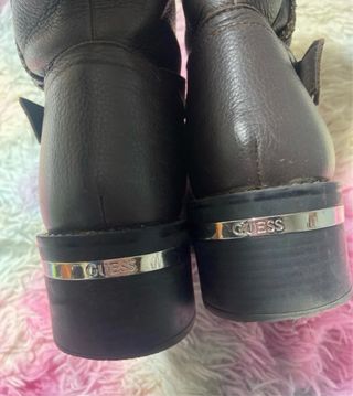 Botas Guess Marrones con Detalles Dorados
