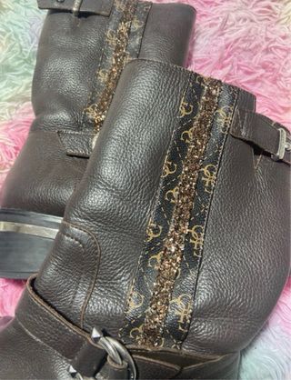 Botas Guess Marrones con Detalles Dorados