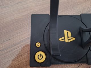 Soporte Expositor Mando PS5 Retro