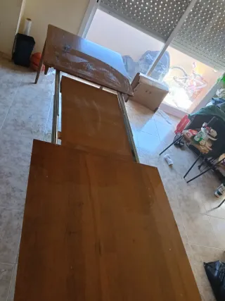 Mesa extensible de madera macisa.