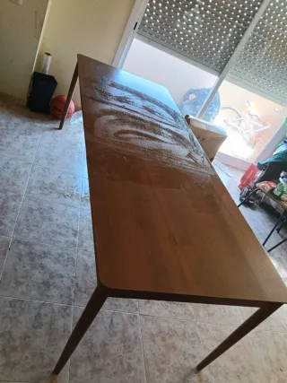 Mesa extensible de madera macisa.