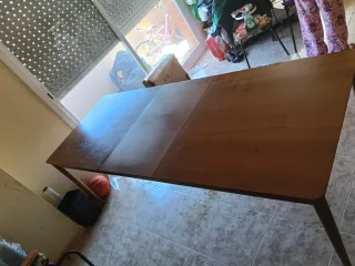 Mesa extensible de madera macisa.