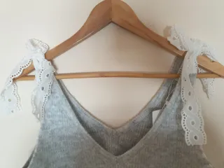 Top punto gris con lazo en hombros