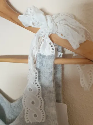 Top punto gris con lazo en hombros