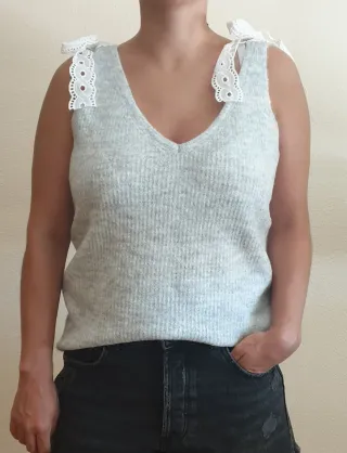Top punto gris con lazo en hombros