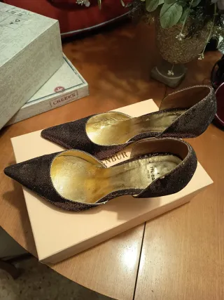 Zapatos de fiesta Pierre Cardin marrón y dorados