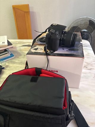 Cámara Canon EOS 2000D + Accesorios Funda  Batería